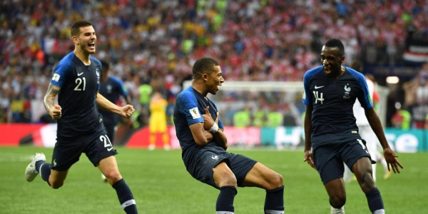 里昂6-7朗斯出局，1.07亿豪门轰然倒塌，朗斯黑马狂奔进四强